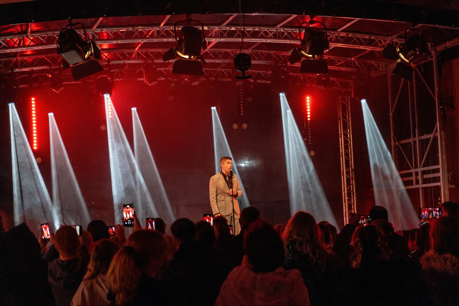 Benefizkonzert mit professioneller Bühnenbeleuchtung