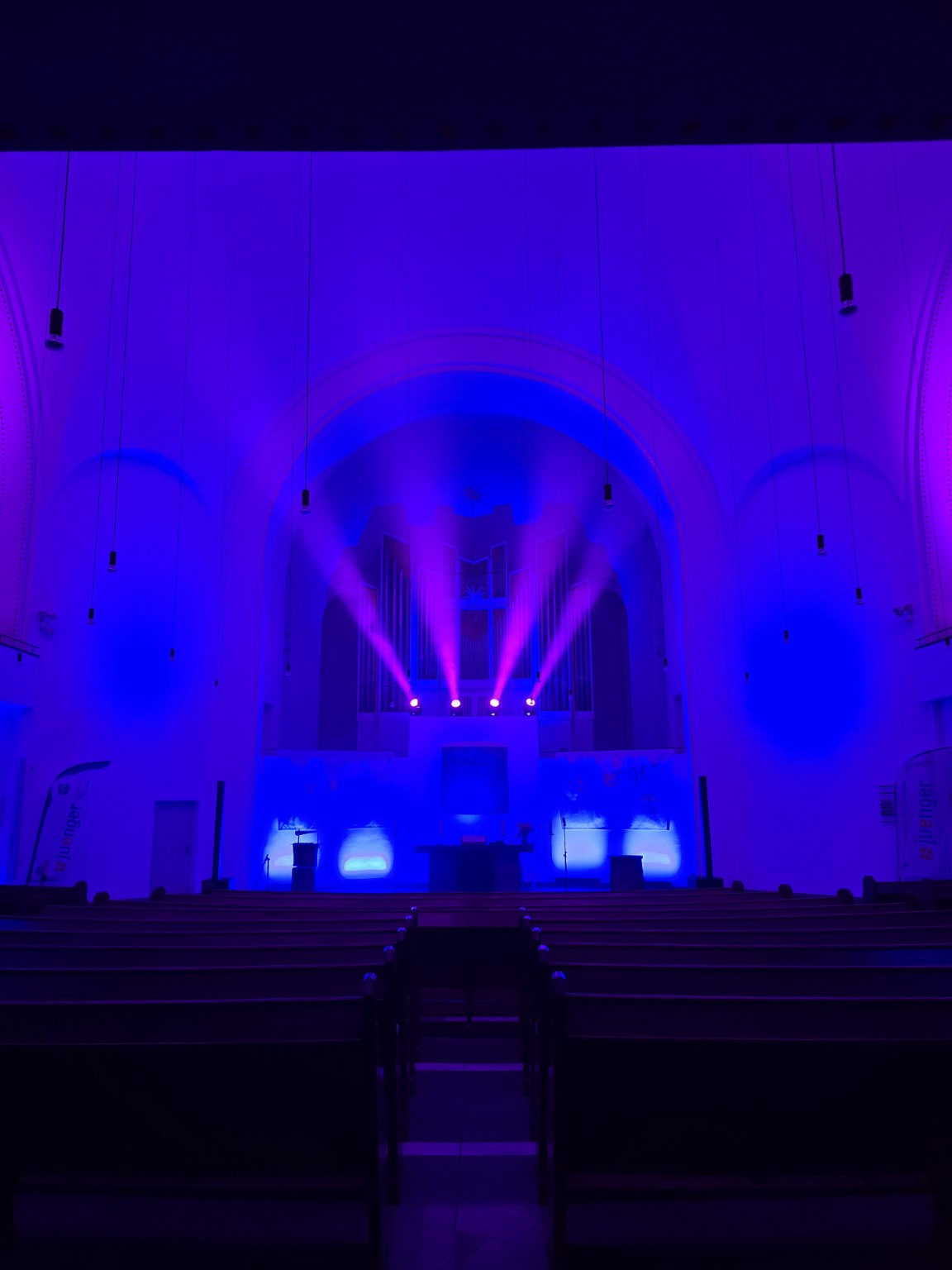 Konfievent mit stimmungsvoller Kirchenbeleuchtung